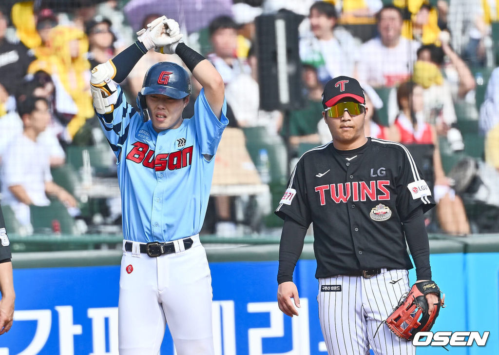 17일 부산 사직야구장에서 2024 신한 SOL 뱅크 KBO 리그 롯데 자이언츠와 LG 트윈스의 경기가 열렸다. 홈팀 롯데는 박진이 선발 출전하고 LG는 엔스가 선발 출전했다.롯데 자이언츠 고승민이 3회말 1사 1루 우중간 1타점 3루타를 치고 세리머미를 하고 있다. 2024.09.17 / foto0307@osen.co.kr