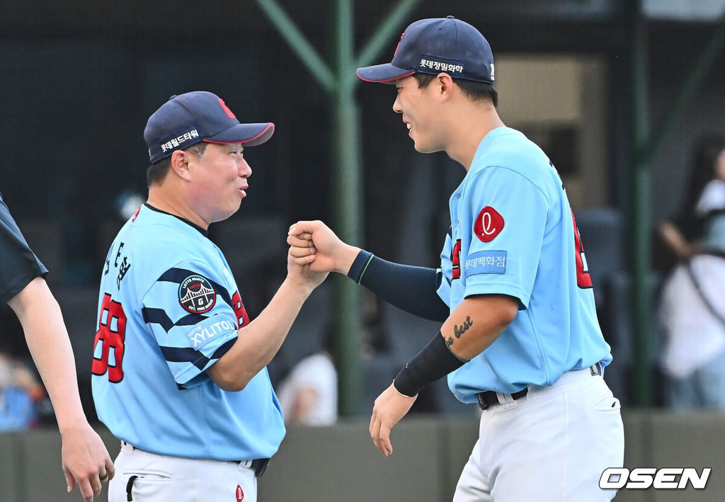 17일 부산 사직야구장에서 2024 신한 SOL 뱅크 KBO 리그 롯데 자이언츠와 LG 트윈스의 경기가 열렸다. 홈팀 롯데는 박진이 선발 출전하고 LG는 엔스가 선발 출전했다.롯데 자이언츠 김태형 감독이 LG 트윈스에 7-3으로 역전승하고 고승민과 기쁨을 나누고 있다. 2024.09.17 / foto0307@osen.co.kr