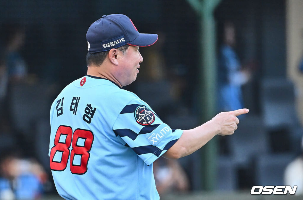 17일 부산 사직야구장에서 2024 신한 SOL 뱅크 KBO 리그 롯데 자이언츠와 LG 트윈스의 경기가 열렸다. 홈팀 롯데는 박진이 선발 출전하고 LG는 엔스가 선발 출전했다.롯데 자이언츠 김태형 감독이 LG 트윈스에 7-3으로 역전승하고 기뻐하고 있다. 2024.09.17 / foto0307@osen.co.kr