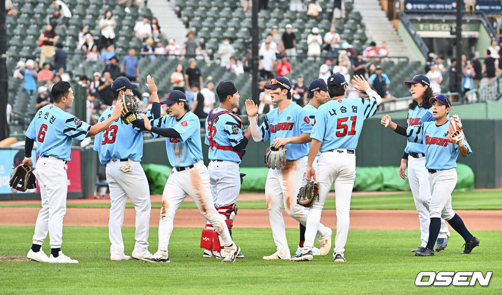 17일 부산 사직야구장에서 2024 신한 SOL 뱅크 KBO 리그 롯데 자이언츠와 LG 트윈스의 경기가 열렸다. 홈팀 롯데는 박진이 선발 출전하고 LG는 엔스가 선발 출전했다.롯데 자이언츠 선수들이 LG 트윈스에 7-3으로 역전승하고 기쁨을 나누고 있다. 2024.09.17 / foto0307@osen.co.kr