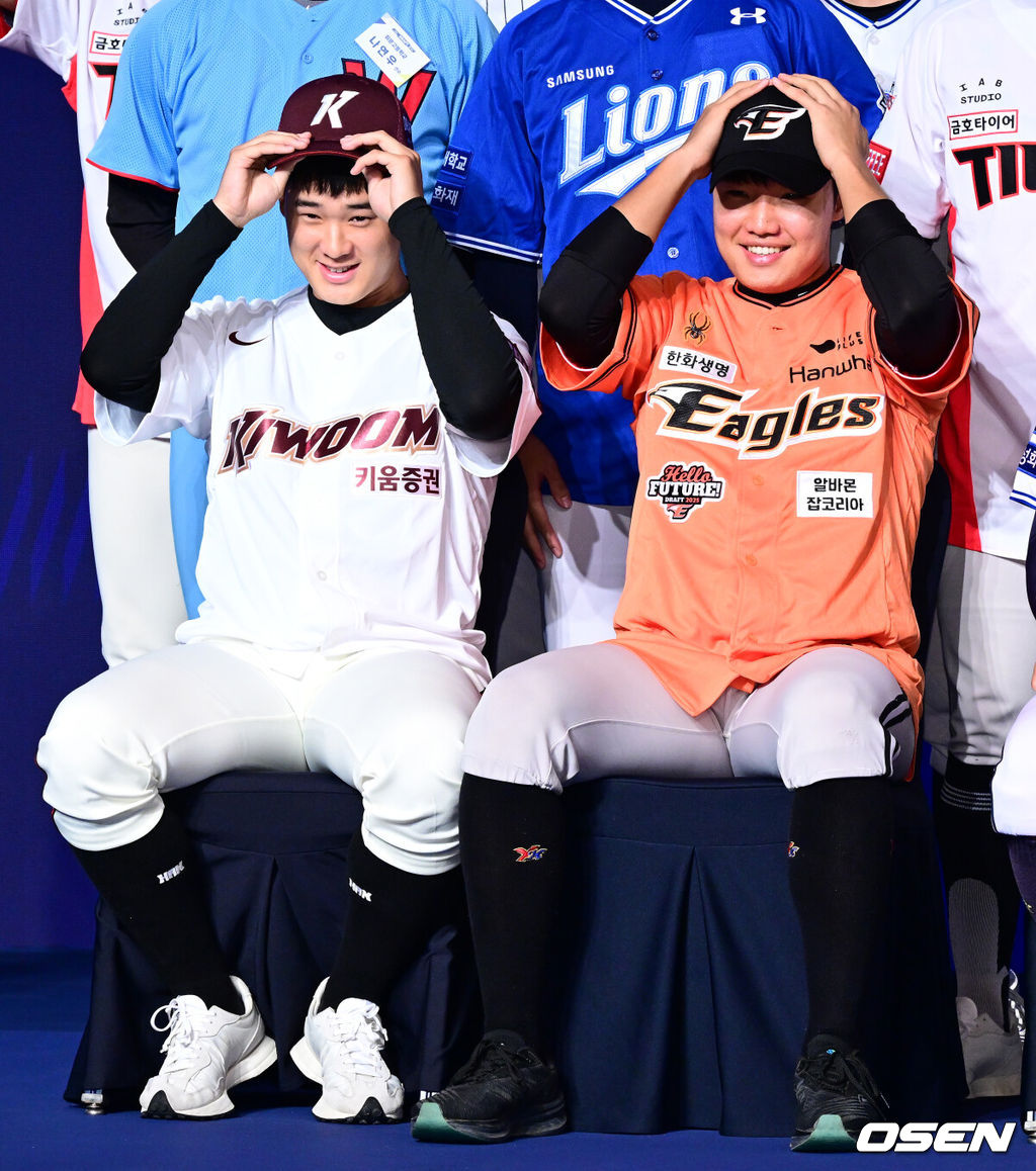 11일 오후 서울 잠실 롯데호텔 월드에서 2025 KBO 신인 드래프트가 열렸다. 전체 1순위로 지명된 키움 정현우(덕수고), 2순위 한화 정우주(전주고)가 이야기를 나누고 있다. 2024.09.11 / jpnews@osen.co.kr