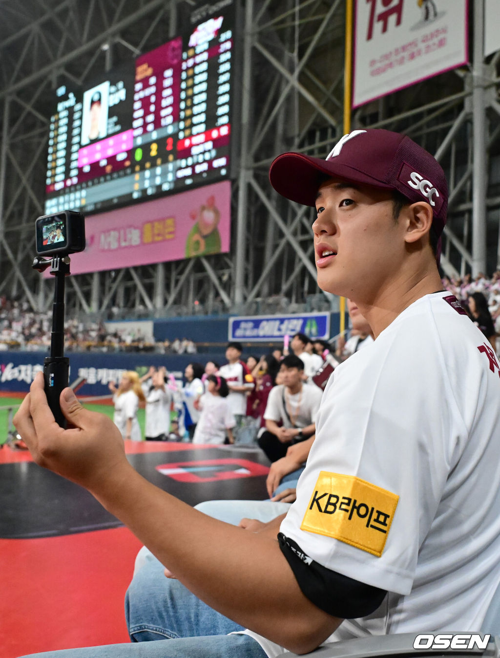 17일 오후 서울 고척스카이돔에서 ‘2024 신한은행 SOL Bank KBO리그’ 키움 히어로즈와 KT 위즈의 경기가 열렸다. 키움과 계약금 5억원에 계약한 2025년 전체 1순위 신인 정현우가 열띤 응원을 펼치고 있다. 2024.09.17 / ksl0919@osen.co.kr