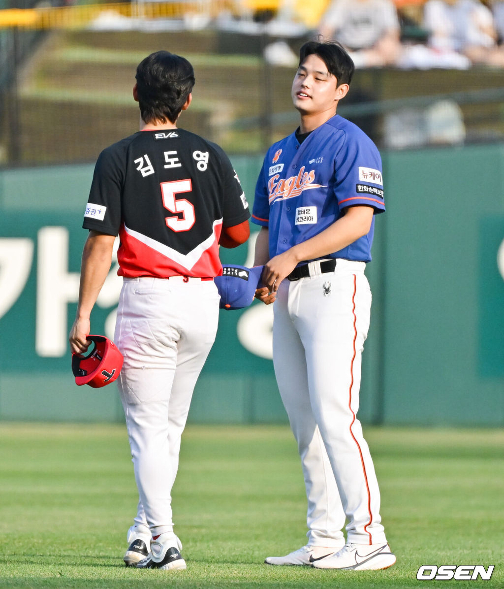 한화 문동주(오른쪽)와 KIA 김도영이 경기 전 외야에서 만나 이야기를 나누고 있다. 2024.08.02 / soul1014@osen.co.kr