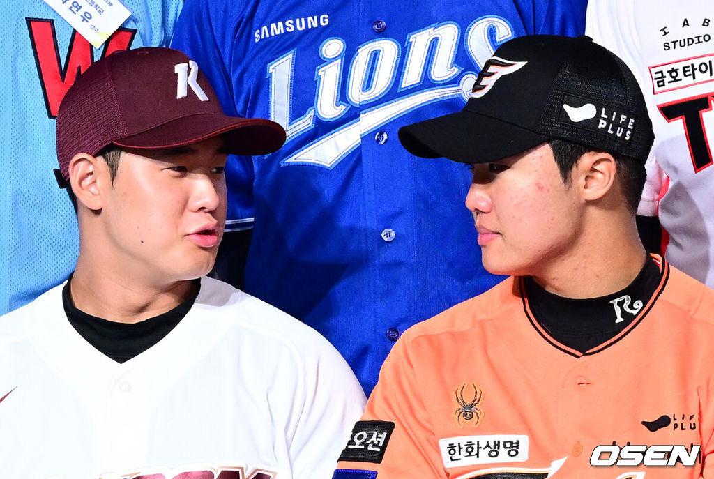 11일 오후 서울 잠실 롯데호텔 월드에서 2025 KBO 신인 드래프트가 열렸다. 전체 1순위로 지명된 키움 정현우(덕수고), 2순위 한화 정우주(전주고)가 이야기를 나누고 있다. 2024.09.11 / jpnews@osen.co.kr