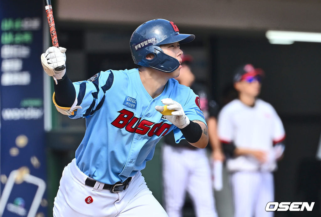 17일 부산 사직야구장에서 2024 신한 SOL 뱅크 KBO 리그 롯데 자이언츠와 LG 트윈스의 경기가 열렸다. 홈팀 롯데는 박진이 선발 출전하고 LG는 엔스가 선발 출전했다.롯데 자이언츠 고승민이 1회말 1사 중견수 앞 안타를 치고 있다. 2024.09.17 / foto0307@osen.co.kr