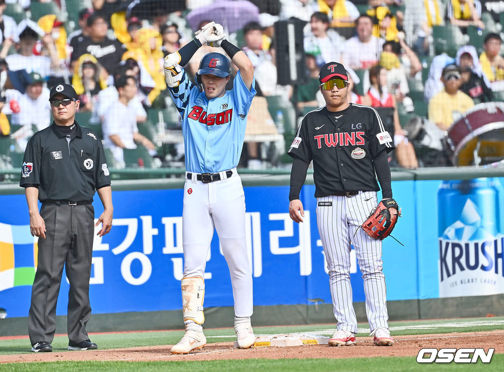 17일 부산 사직야구장에서 2024 신한 SOL 뱅크 KBO 리그 롯데 자이언츠와 LG 트윈스의 경기가 열렸다. 홈팀 롯데는 박진이 선발 출전하고 LG는 엔스가 선발 출전했다.롯데 자이언츠 고승민이 3회말 1사 1루 우중간 1타점 3루타를 치고 세리머니를 하고 있다. 2024.09.17 / foto0307@osen.co.kr