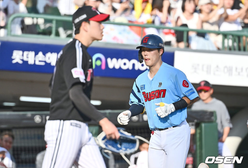 17일 부산 사직야구장에서 2024 신한 SOL 뱅크 KBO 리그 롯데 자이언츠와 LG 트윈스의 경기가 열렸다. 홈팀 롯데는 박진이 선발 출전하고 LG는 엔스가 선발 출전했다.롯데 자이언츠 고승민이 6회말 우월 역전 솔로 홈런을 치고 홈인하고 있다. 2024.09.17 / foto0307@osen.co.kr