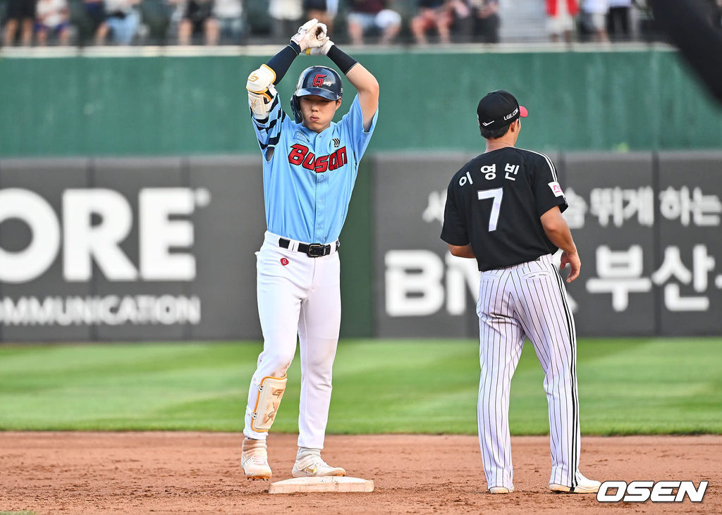 17일 부산 사직야구장에서 2024 신한 SOL 뱅크 KBO 리그 롯데 자이언츠와 LG 트윈스의 경기가 열렸다. 홈팀 롯데는 박진이 선발 출전하고 LG는 엔스가 선발 출전했다.롯데 자이언츠 고승민이 8회말 1사 3루 우중간 1타점 2루타를 치고 사이클링히트를 기록하고 세리머니를 하고 있다. 2024.09.17 / foto0307@osen.co.kr