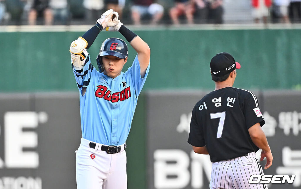 17일 부산 사직야구장에서 2024 신한 SOL 뱅크 KBO 리그 롯데 자이언츠와 LG 트윈스의 경기가 열렸다. 홈팀 롯데는 박진이 선발 출전하고 LG는 엔스가 선발 출전했다.롯데 자이언츠 고승민이 8회말 1사 3루 우중간 1타점 2루타를 치고 사이클링히트를 기록하고 세리머니를 하고 있다. 2024.09.17 / foto0307@osen.co.kr