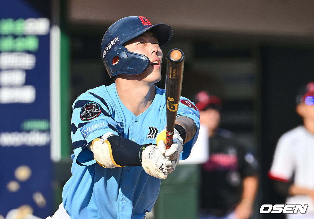 17일 부산 사직야구장에서 2024 신한 SOL 뱅크 KBO 리그 롯데 자이언츠와 LG 트윈스의 경기가 열렸다. 홈팀 롯데는 박진이 선발 출전하고 LG는 엔스가 선발 출전했다.롯데 자이언츠 고승민이 6회말 우월 역전 솔로 홈런을 치고 있다. 2024.09.17 / foto0307@osen.co.kr