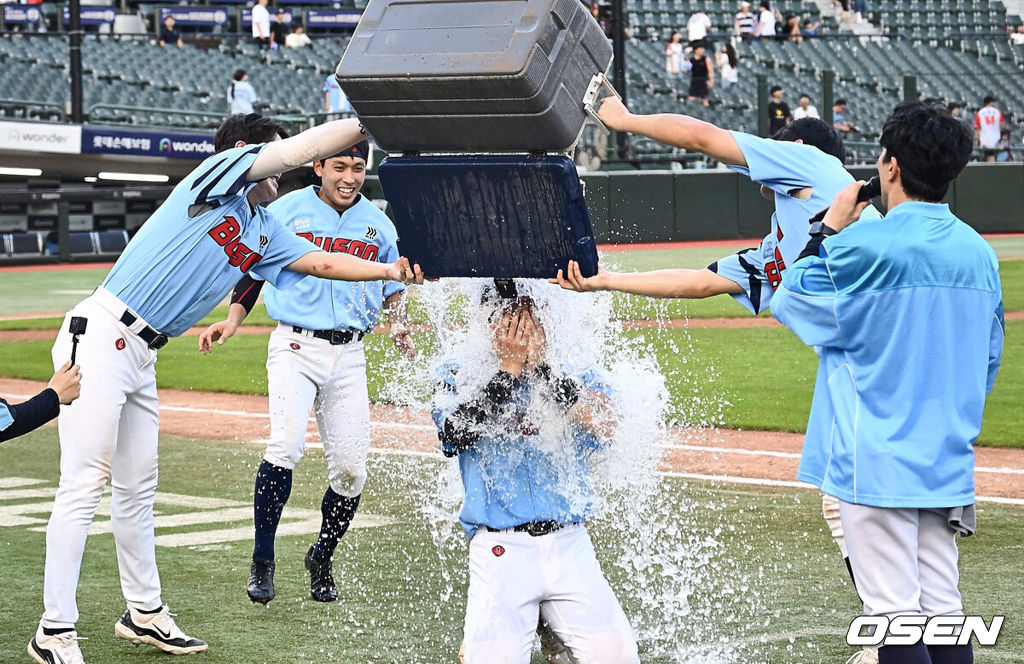 17일 부산 사직야구장에서 2024 신한 SOL 뱅크 KBO 리그 롯데 자이언츠와 LG 트윈스의 경기가 열렸다. 홈팀 롯데는 박진이 선발 출전하고 LG는 엔스가 선발 출전했다.롯데 자이언츠 고승민이 사이클링히트를 기록하고 동료들의 축하 물세례를 받고 있다. 2024.09.17 / foto0307@osen.co.kr