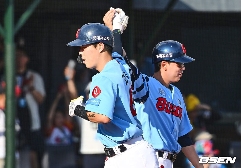 17일 부산 사직야구장에서 2024 신한 SOL 뱅크 KBO 리그 롯데 자이언츠와 LG 트윈스의 경기가 열렸다. 홈팀 롯데는 박진이 선발 출전하고 LG는 엔스가 선발 출전했다.롯데 자이언츠 고승민이 6회말 우월 역전 솔로 홈런을 치고 하이파이브를 하고 있다. 2024.09.17 / foto0307@osen.co.kr