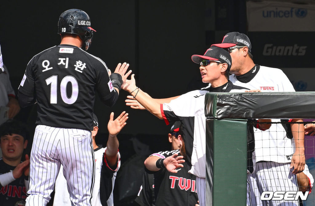 17일 부산 사직야구장에서 2024 신한 SOL 뱅크 KBO 리그 롯데 자이언츠와 LG 트윈스의 경기가 열렸다. 홈팀 롯데는 박진이 선발 출전하고 LG는 엔스가 선발 출전했다.LG 트윈스 오지환이 2회초 2사 3루 박해민의 우중간 1타점 안타때 득점을 올리고 염경엽 감독과 하이파이브를 하고 있다. 2024.09.17 / foto0307@osen.co.kr