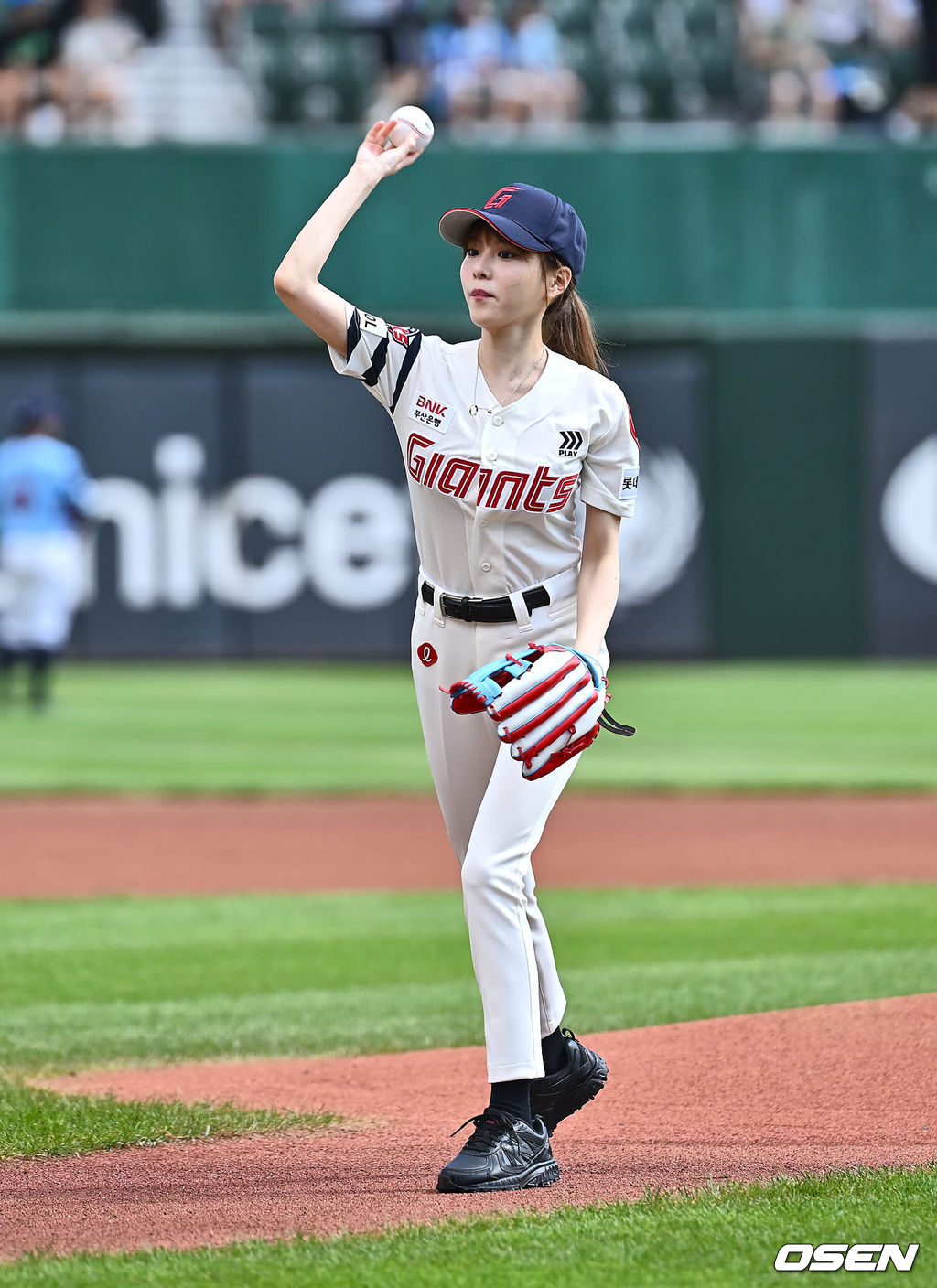 17일 부산 사직야구장에서 2024 신한 SOL 뱅크 KBO 리그 롯데 자이언츠와 LG 트윈스의 경기가 열렸다. 홈팀 롯데는 박진이 선발 출전하고 LG는 엔스가 선발 출전했다.배우 이열음이 롯데 자이언츠 승리 기원 시구를 하고 있다. 2024.09.17 / foto0307@osen.co.kr