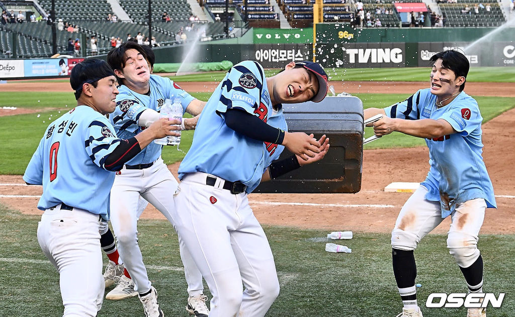 17일 부산 사직야구장에서 2024 신한 SOL 뱅크 KBO 리그 롯데 자이언츠와 LG 트윈스의 경기가 열렸다. 홈팀 롯데는 박진이 선발 출전하고 LG는 엔스가 선발 출전했다.롯데 자이언츠 고승민이 사이클링히트를 기록하고 동료들의 축하 물세례를 받고 있다. 2024.09.17 / foto0307@osen.co.kr