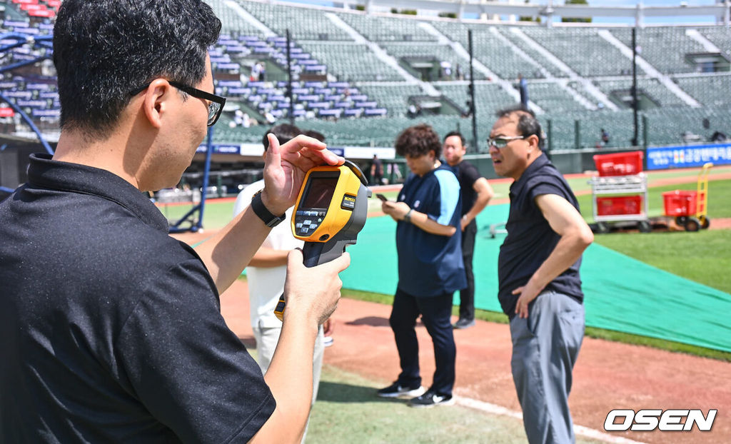 17일 부산 사직야구장에서 2024 신한 SOL 뱅크 KBO 리그 롯데 자이언츠와 LG 트윈스의 경기가 열린다. 홈팀 롯데는 박진이 선발 출전하고 LG는 엔스가 선발 출전한다.경기를 앞두고 부산 지역에 폭염주의보가 내려진 가운데 임채섭 경기감독관과 관계자들이 열화상 카메라를 들고  사직야구장의 폭염을 체크하고 있다. 2024.09.17 / foto0307@osen.co.kr