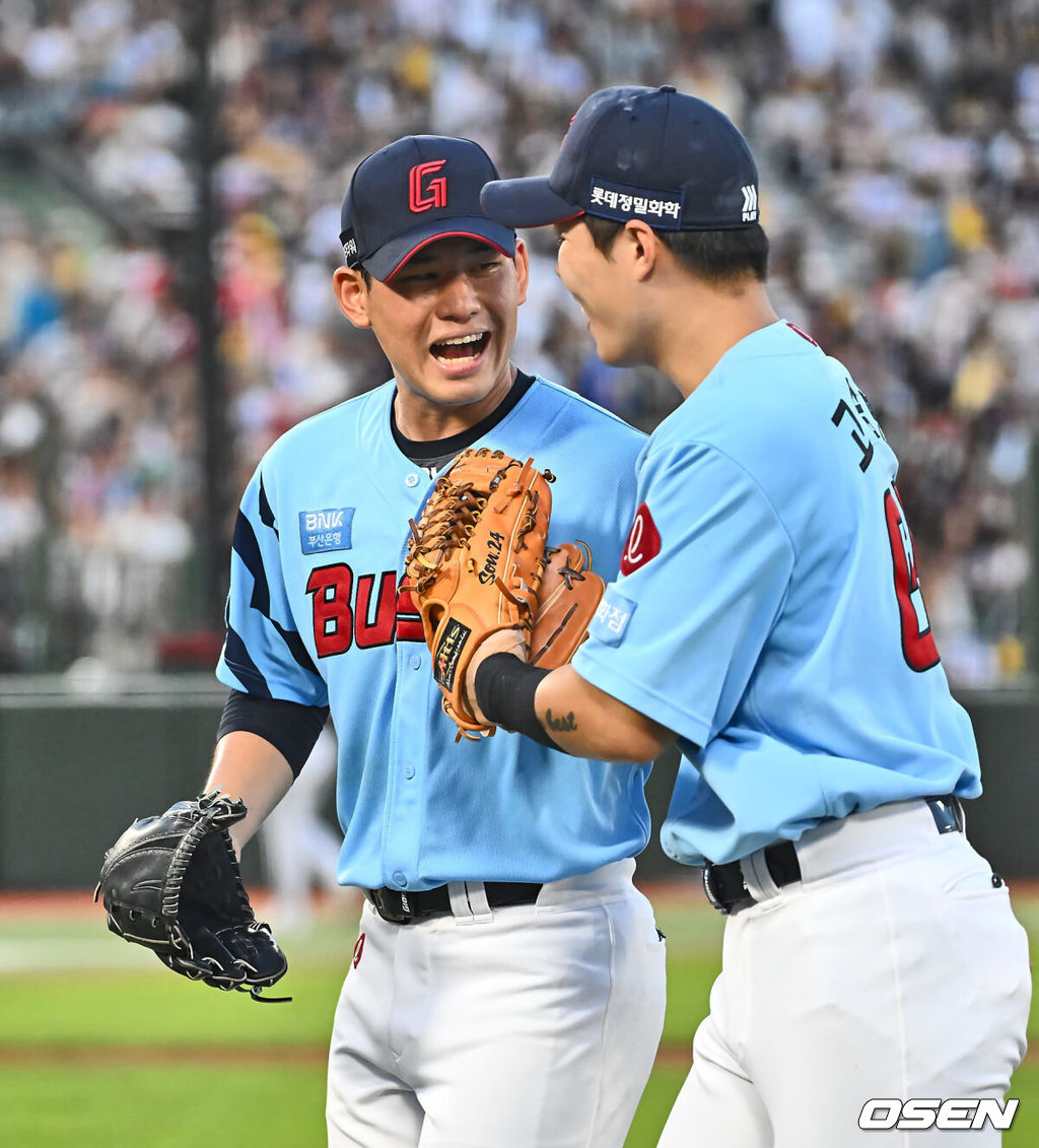 18일 부산 사직야구장에서 2024 신한 SOL 뱅크 KBO 리그 롯데 자이언츠와 LG 트윈스의 경기가 열렸다. 홈팀 롯데는 김진욱이 선발 출전하고 LG는 임찬규가 선발 출전했다.롯데 자이언츠 선발 투수 김진욱이 4회초 2사 만루 LG 트윈스 문보경을 1루수 땅볼로 잡고 고승민의 축하를 받으며 활짝 웃고 있다. 2024.09.18 / foto0307@osen.co.kr