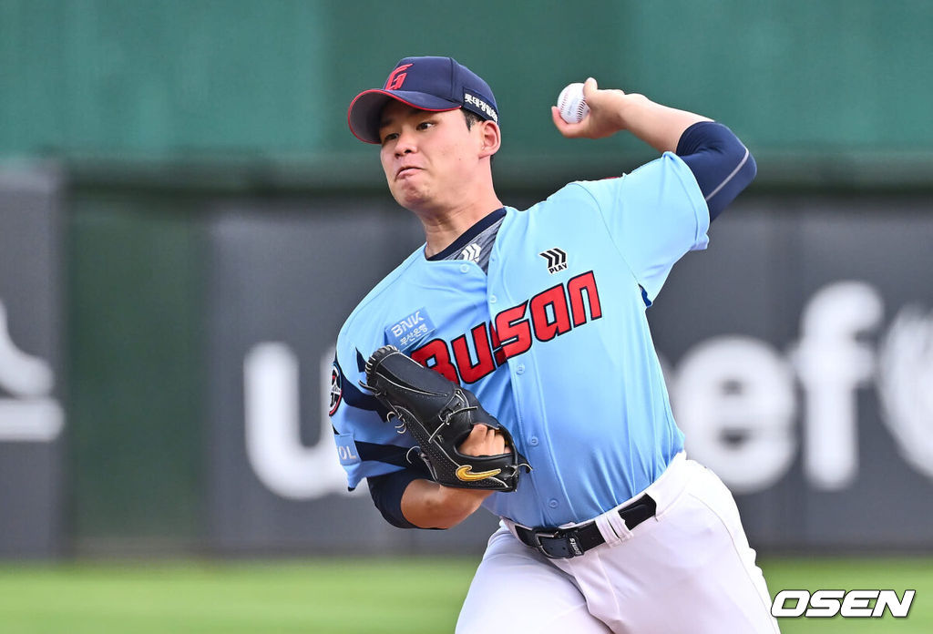 18일 부산 사직야구장에서 2024 신한 SOL 뱅크 KBO 리그 롯데 자이언츠와 LG 트윈스의 경기가 열렸다. 홈팀 롯데는 김진욱이 선발 출전하고 LG는 임찬규가 선발 출전했다.롯데 자이언츠 선발 투수 김진욱이 역투하고 있다. 2024.09.18 / foto0307@osen.co.kr