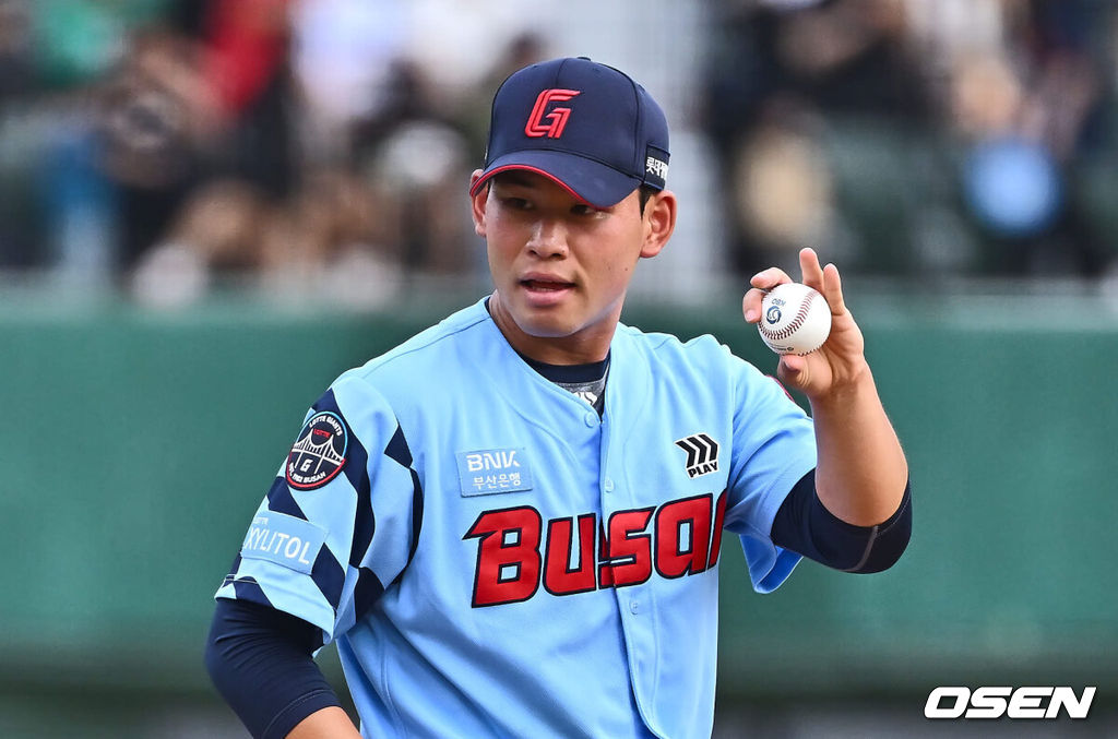 18일 부산 사직야구장에서 2024 신한 SOL 뱅크 KBO 리그 롯데 자이언츠와 LG 트윈스의 경기가 열렸다. 홈팀 롯데는 김진욱이 선발 출전하고 LG는 임찬규가 선발 출전했다.롯데 자이언츠 선발 투수 김진욱이 1회초 LG 트윈스 오스틴 타석때 볼 배합에 대해 얘기하고 있다. 2024.09.18 / foto0307@osen.co.kr