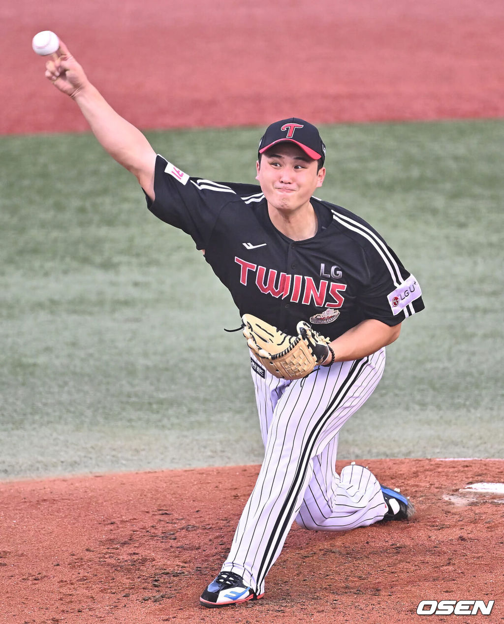 3일 울산 문수야구장에서 2024 신한 SOL 뱅크 KBO 리그 롯데 자이언츠와 LG 트윈스의 경기가 열렸다. 홈팀 롯데는 반즈가 선발로 방문팀 LG는 최원태가 선발로 나섰다.LG 트윈스 선발 투수 최원태가 역투하고 있다. 2024.08.03 / foto0307@osen.co.kr