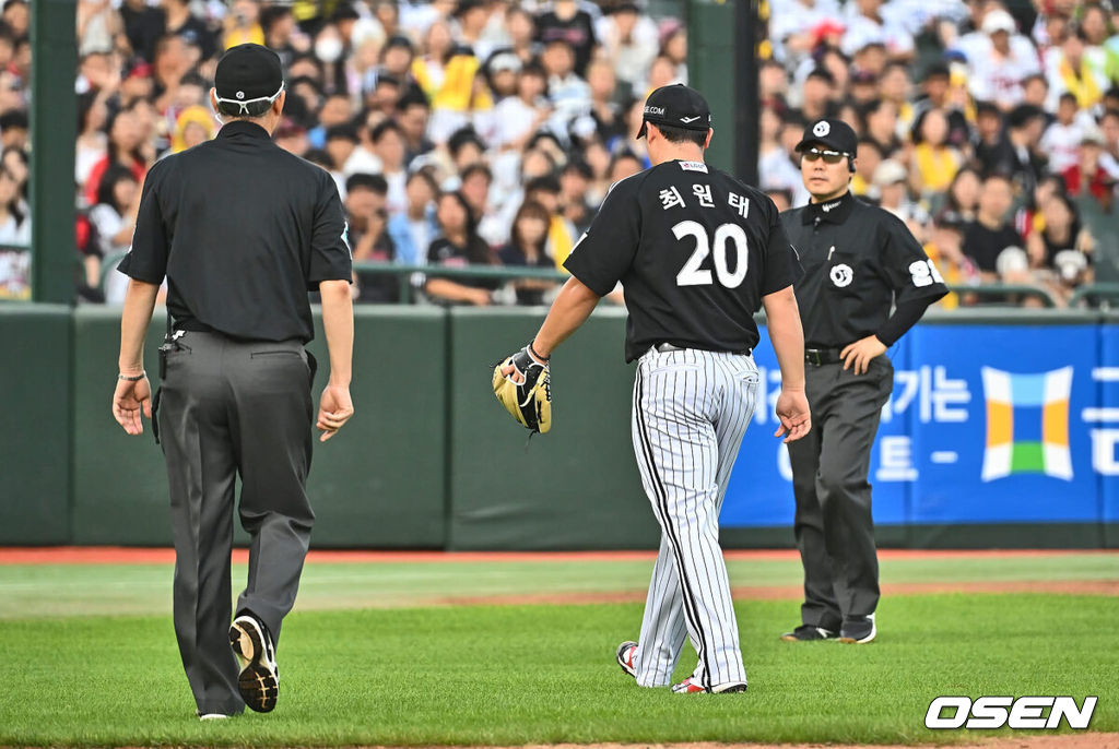 25일 부산 사직야구장에서 2024 신한 SOL 뱅크 KBO 리그 롯데 자이언츠와 LG 트윈스의 경기가 열렸다. 홈팀 롯데는 김진욱이 선발 출전하고 LG 트윈스는 최원태가 선발 출전했다.LG 트윈스 최원태가 1회말 1사 1,2루 롯데 자이언츠 손호영에게 헤드샷을 던지고 퇴장당하고 있다. 2024.07.25 / foto0307@osen.co.kr