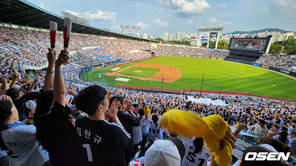 잠실야구장이 매진을 기록한 가운데 LG팬들이 열띤 응원을 하고 있다. 2024.06.15 / jpnews@osen.co.kr