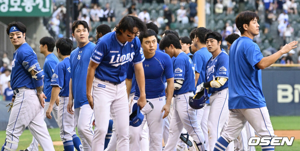 프로야구 두산 베어스가 삼성 라이온즈를 꺾고 3연승을 달리며 4위를 향한 의지를 다졌다. 그리고 이날 삼성을 꺾으면 선두 KIA 타이거즈의 매직넘버 소멸을 도왔다. KIA가 7년 만에 정규시즌 우승을 확정했다.두산은 17일 서울 잠실구장에서 열린 삼성 라이온즈와의 경기에서 8-4로 승리를 거뒀다. 이로써 두산은 3연승을 달리면서 3위 LG를 바짝 추격했다. 삼성은 3연패에 빠졌다. 그리고 이날 삼성이 패하며 1위팀 KIA가 갖고 있던 매직넘버 1이 소멸됐다. KIA의 정규시즌 우승이 잠실에서 확정됐다.삼성 선수단이 두산을 향해 인사하고 있다. 2024.09.17 /cej@osen.co.kr