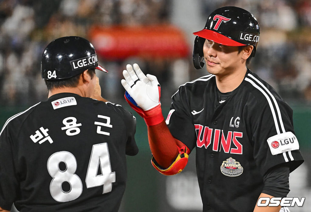 18일 부산 사직야구장에서 2024 신한 SOL 뱅크 KBO 리그 롯데 자이언츠와 LG 트윈스의 경기가 열렸다. 홈팀 롯데는 김진욱이 선발 출전하고 LG는 임찬규가 선발 출전했다.LG 트윈스 홍창기가 9회초 무사 1,2루 우익수 오른쪽 1타점 안타를 치고 하이파이브를 하고 있다. 2024.09.18 / foto0307@osen.co.kr