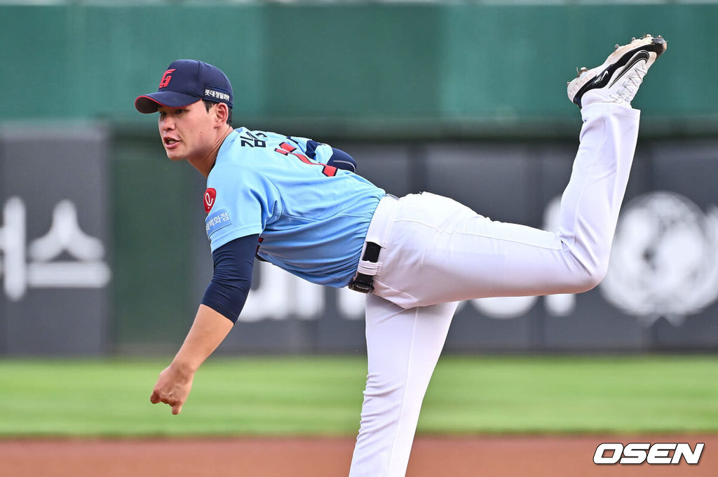 18일 부산 사직야구장에서 2024 신한 SOL 뱅크 KBO 리그 롯데 자이언츠와 LG 트윈스의 경기가 열렸다. 홈팀 롯데는 김진욱이 선발 출전하고 LG는 임찬규가 선발 출전했다.롯데 자이언츠 선발 투수 김진욱이 역투하고 있다. 2024.09.18 / foto0307@osen.co.kr