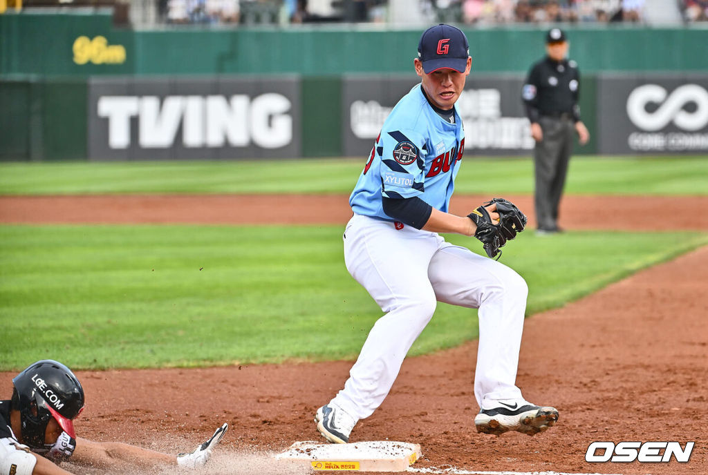 18일 부산 사직야구장에서 2024 신한 SOL 뱅크 KBO 리그 롯데 자이언츠와 LG 트윈스의 경기가 열렸다. 홈팀 롯데는 김진욱이 선발 출전하고 LG는 임찬규가 선발 출전했다.롯데 자이언츠 선발 투수 김진욱이 2회초 1사 1,2루 LG 트윈스 이영빈의 1루수 땅볼때 베이스 커버를 들어가 아웃시키고 있다. 2024.09.18 / foto0307@osen.co.kr