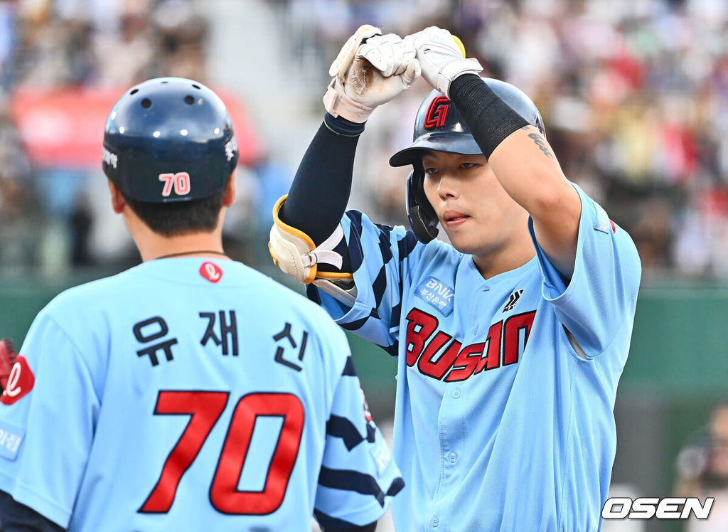 18일 부산 사직야구장에서 2024 신한 SOL 뱅크 KBO 리그 롯데 자이언츠와 LG 트윈스의 경기가 열렸다. 홈팀 롯데는 김진욱이 선발 출전하고 LG는 임찬규가 선발 출전했다.롯데 자이언츠 고승민이 3회말 2사 1,2루 좌익수 앞 1타점 안타를 치고 세리머니를 하고 있다. 2024.09.18 / foto0307@osen.co.kr