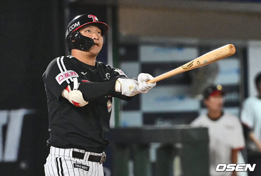 18일 부산 사직야구장에서 2024 신한 SOL 뱅크 KBO 리그 롯데 자이언츠와 LG 트윈스의 경기가 열렸다. 홈팀 롯데는 김진욱이 선발 출전하고 LG는 임찬규가 선발 출전했다.LG 트윈스 문보경이 8회초 1사 우월 동점 솔로 홈런을 치고 타구를 바라보고 있다. 2024.09.18 / foto0307@osen.co.kr