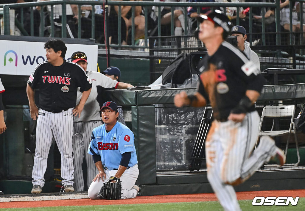 18일 부산 사직야구장에서 2024 신한 SOL 뱅크 KBO 리그 롯데 자이언츠와 LG 트윈스의 경기가 열렸다. 홈팀 롯데는 김진욱이 선발 출전하고 LG는 임찬규가 선발 출전했다.롯데 자이언츠 김상수가 8회초 2사 1루 이영빈 타석때 2루 도루 후 3루까지 쇄도, 볼 빠지는 사이 홈으로 향하는 LG 트윈스 오지환을 바라보고 있다. 2024.09.18 / foto0307@osen.co.kr