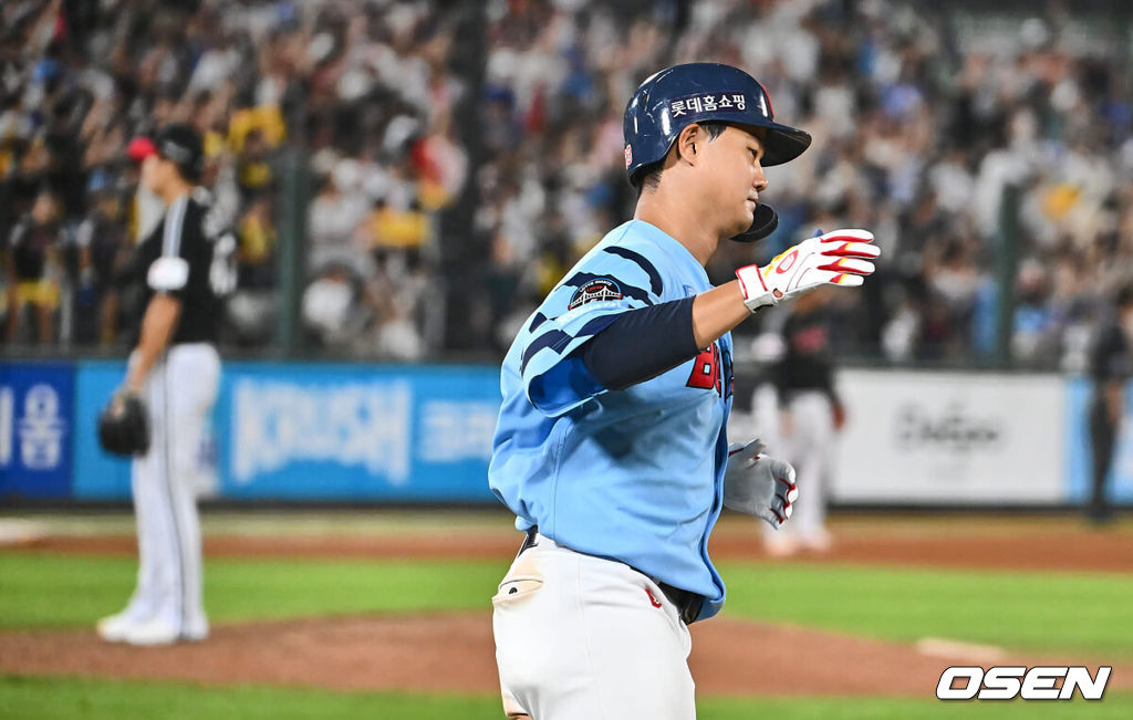 18일 부산 사직야구장에서 2024 신한 SOL 뱅크 KBO 리그 롯데 자이언츠와 LG 트윈스의 경기가 열렸다. 홈팀 롯데는 김진욱이 선발 출전하고 LG는 임찬규가 선발 출전했다.롯데 자이언츠 손호영이 8회말 좌월 동점 솔로 홈런을 치고 하이파이브를 하고 있다. 2024.09.18 / foto0307@osen.co.kr