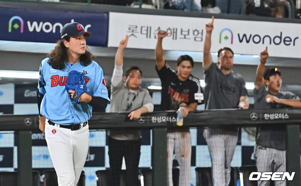 18일 부산 사직야구장에서 2024 신한 SOL 뱅크 KBO 리그 롯데 자이언츠와 LG 트윈스의 경기가 열렸다. 홈팀 롯데는 김진욱이 선발 출전하고 LG는 임찬규가 선발 출전했다.롯데 자이언츠 김원중이 9회초 무사 1,2루 LG 트윈스 홍창기에게 우익수 오른쪽 1타점 안타를 맞고 아쉬워하고 있다. 2024.09.18 / foto0307@osen.co.kr