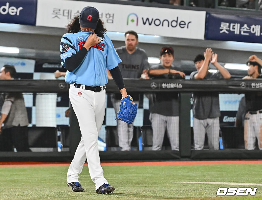 18일 부산 사직야구장에서 2024 신한 SOL 뱅크 KBO 리그 롯데 자이언츠와 LG 트윈스의 경기가 열렸다. 홈팀 롯데는 김진욱이 선발 출전하고 LG는 임찬규가 선발 출전했다.롯데 자이언츠 김원중이 9회초 무사 1,2루 LG 트윈스 홍창기에게 우익수 오른쪽 1타점 안타를 맞고 아쉬워하고 있다. 2024.09.18 / foto0307@osen.co.kr