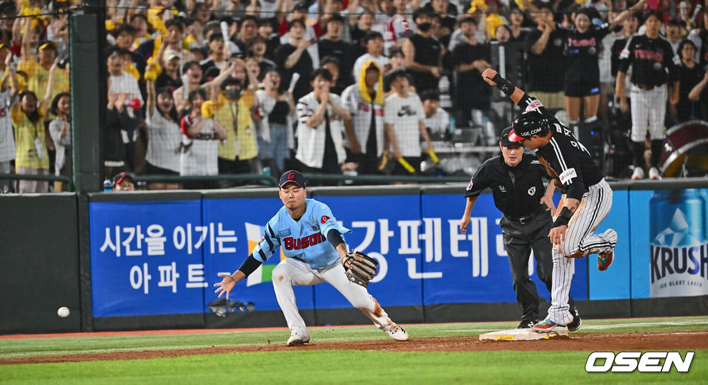 18일 부산 사직야구장에서 2024 신한 SOL 뱅크 KBO 리그 롯데 자이언츠와 LG 트윈스의 경기가 열렸다. 홈팀 롯데는 김진욱이 선발 출전하고 LG는 임찬규가 선발 출전했다.LG 트윈스 오지환이 8회초 2사 1루 이영빈 타석때 2루 도루 후 3루까지 쇄도, 볼 빠지는 사이 세이프되고 있다. 2024.09.18 / foto0307@osen.co.kr