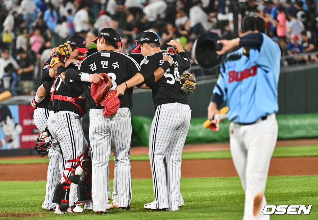 18일 부산 사직야구장에서 2024 신한 SOL 뱅크 KBO 리그 롯데 자이언츠와 LG 트윈스의 경기가 열렸다. 홈팀 롯데는 김진욱이 선발 출전하고 LG는 임찬규가 선발 출전했다.LG 트윈스 선수들이 롯데 자이언츠에 5-3으로 역전승하고 기쁨을 나누고 있다. 2024.09.18 / foto0307@osen.co.kr