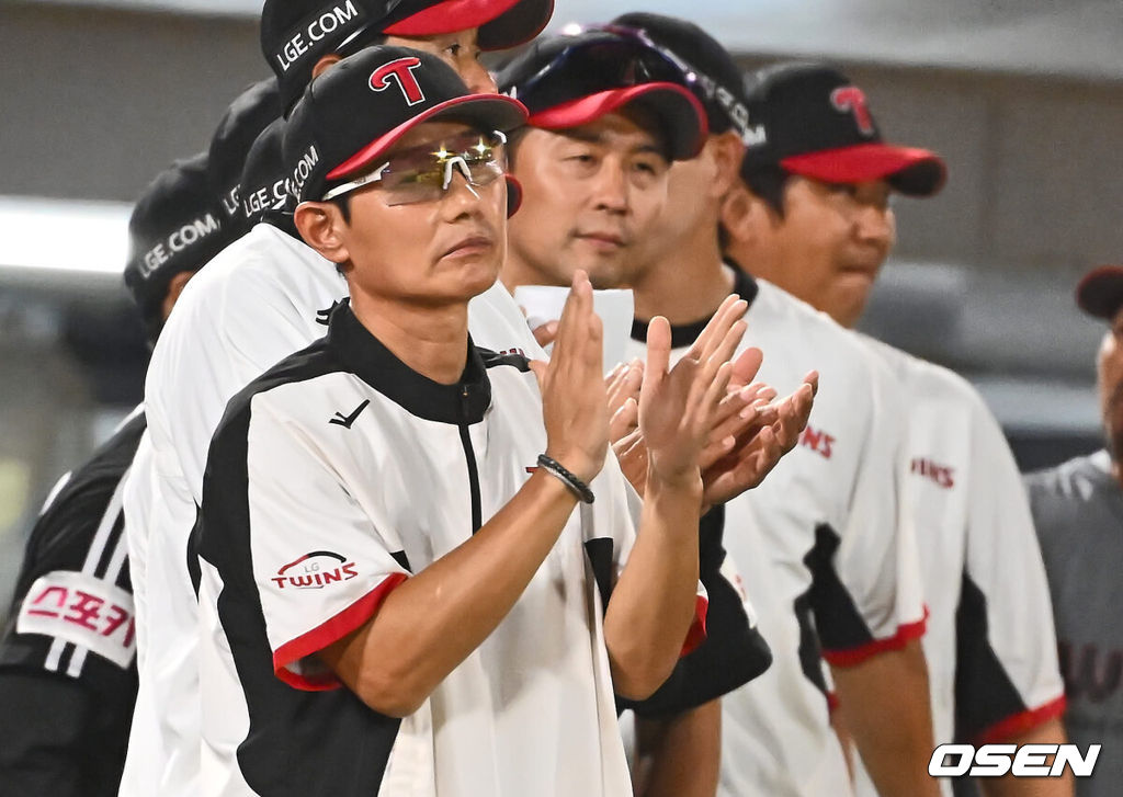 18일 부산 사직야구장에서 2024 신한 SOL 뱅크 KBO 리그 롯데 자이언츠와 LG 트윈스의 경기가 열렸다. 홈팀 롯데는 김진욱이 선발 출전하고 LG는 임찬규가 선발 출전했다.LG 트윈스 염경엽 감독이 롯데 자이언츠에 5-3으로 역전승하고 축하박수를 치고 있다. 2024.09.18 / foto0307@osen.co.kr