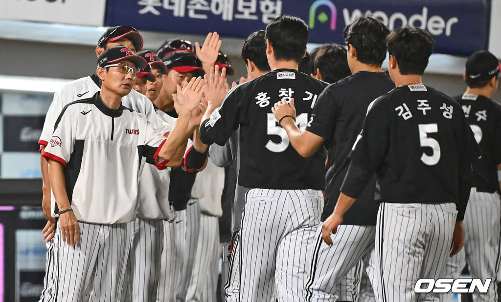 18일 부산 사직야구장에서 2024 신한 SOL 뱅크 KBO 리그 롯데 자이언츠와 LG 트윈스의 경기가 열렸다. 홈팀 롯데는 김진욱이 선발 출전하고 LG는 임찬규가 선발 출전했다.LG 트윈스 염경엽 감독이 롯데 자이언츠에 5-3으로 역전승하고 축하 하이파이브를 하고 있다. 2024.09.18 / foto0307@osen.co.kr