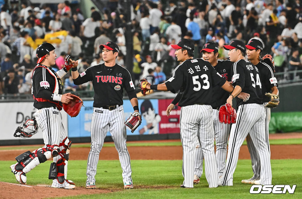 18일 부산 사직야구장에서 2024 신한 SOL 뱅크 KBO 리그 롯데 자이언츠와 LG 트윈스의 경기가 열렸다. 홈팀 롯데는 김진욱이 선발 출전하고 LG는 임찬규가 선발 출전했다.LG 트윈스 선수들이 롯데 자이언츠에 5-3으로 역전승하고 기쁨을 나누고 있다. 2024.09.18 / foto0307@osen.co.kr