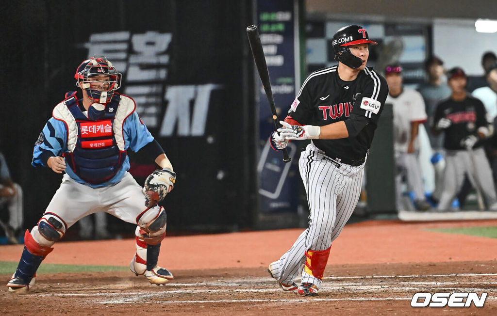 18일 부산 사직야구장에서 2024 신한 SOL 뱅크 KBO 리그 롯데 자이언츠와 LG 트윈스의 경기가 열렸다. 홈팀 롯데는 김진욱이 선발 출전하고 LG는 임찬규가 선발 출전했다.LG 트윈스 홍창기가 9회초 무사 1,2루 우익수 오른쪽 1타점 안타를 치고 있다. 2024.09.18 / foto0307@osen.co.kr