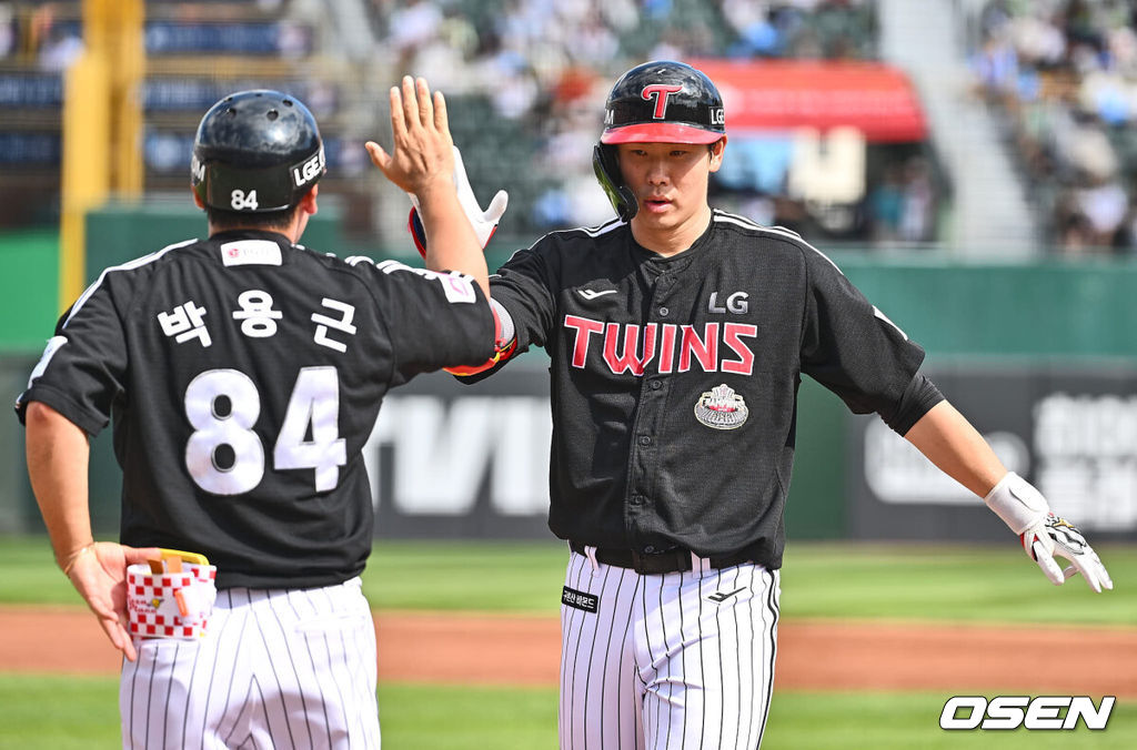 17일 부산 사직야구장에서 2024 신한 SOL 뱅크 KBO 리그 롯데 자이언츠와 LG 트윈스의 경기가 열렸다. 홈팀 롯데는 박진이 선발 출전하고 LG는 엔스가 선발 출전했다.LG 트윈스 홍창기가 2회초 2사 1,2루 좌익수 앞 1타점 안타를 치고 하이파이브를 하고 있다. 2024.09.17 / foto0307@osen.co.kr