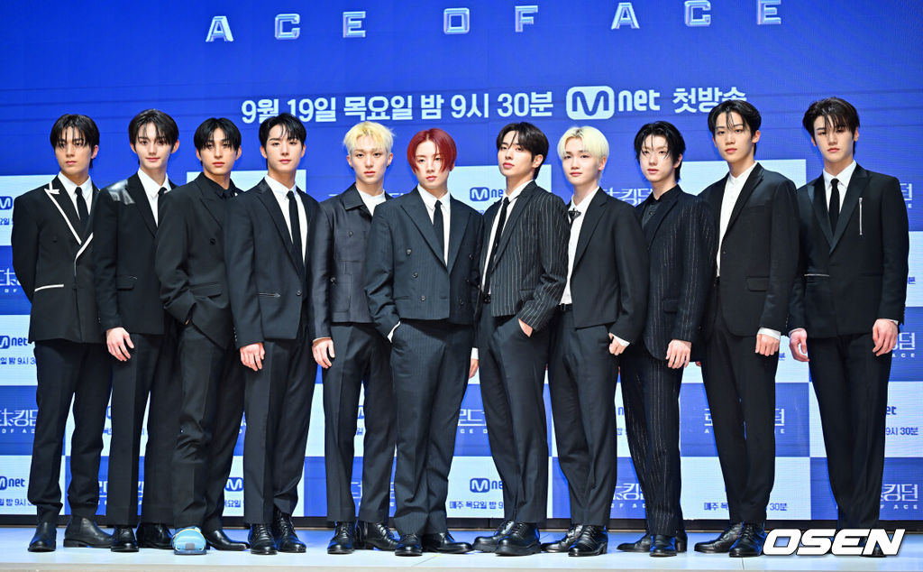 19일 오전 Mnet 예능 '로드 투 킹덤 : ACE OF ACE' 제작발표회가 서울시 강남구 논현동 엘리에나호텔 컨벤션홀에서 열렸다.이 프로그램은 K-POP 보이그룹 라이징 프로젝트로, 실력과 잠재력을 갖추고 있는 그룹들을 재조명하는 서바이벌이다. 더크루원이 포토타임을 갖고 있다. 2024.09.19 / rumi@osen.co.kr