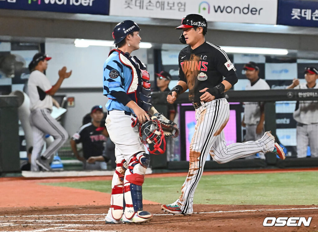 18일 부산 사직야구장에서 2024 신한 SOL 뱅크 KBO 리그 롯데 자이언츠와 LG 트윈스의 경기가 열렸다. 홈팀 롯데는 김진욱이 선발 출전하고 LG는 임찬규가 선발 출전했다.LG 트윈스 오지환이 8회초 2사 1루 이영빈 타석때 2루 도루 후 3루까지 쇄도, 볼 빠지는 사이 득점을 올리고 있다. 2024.09.18 / foto0307@osen.co.kr