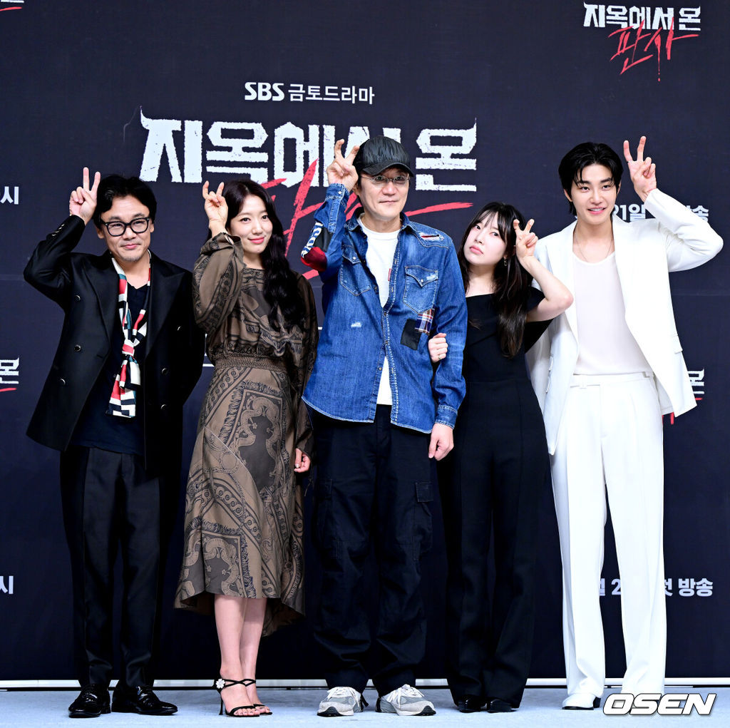 19일 오후 서울 목동 SBS에서 새 금토드라마 ‘지옥에서 온 판사’ 제작발표회가 열렸다.‘지옥에서 온 판사’는 판사의 몸에 들어간 악마 강빛나(박신혜 분)가 지옥 같은 현실에서 인간적인 열혈형사 한다온(김재영 분)을 만나 죄인을 처단하며 진정한 판사로 거듭나는 선악공존 사이다 액션 판타지이다.배우 김인권, 박신혜, 박진표 PD, 김아영, 김재영(왼쪽부터)이 제작발표회에 참석해 포토타임을 하고 있다. 2024.09.19 / dreamer@osen.co.kr