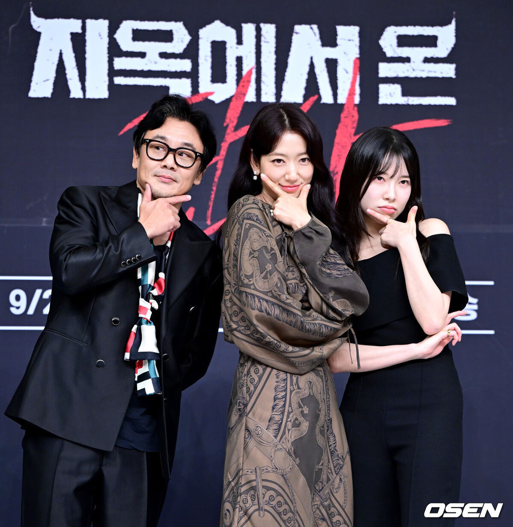 19일 오후 서울 목동 SBS에서 새 금토드라마 ‘지옥에서 온 판사’ 제작발표회가 열렸다.‘지옥에서 온 판사’는 판사의 몸에 들어간 악마 강빛나(박신혜 분)가 지옥 같은 현실에서 인간적인 열혈형사 한다온(김재영 분)을 만나 죄인을 처단하며 진정한 판사로 거듭나는 선악공존 사이다 액션 판타지이다.배우 김인권, 박신혜, 김아영(왼쪽부터)이 제작발표회에 참석해 포토타임을 하고 있다. 2024.09.19 / dreamer@osen.co.kr