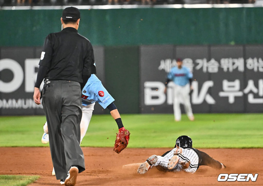 18일 부산 사직야구장에서 2024 신한 SOL 뱅크 KBO 리그 롯데 자이언츠와 LG 트윈스의 경기가 열렸다. 홈팀 롯데는 김진욱이 선발 출전하고 LG는 임찬규가 선발 출전했다.LG 트윈스 오지환이 8회초 2사 1루 이영빈 타석때 2루 도루를 시도해 볼 빠지는 사이 세이프되고 있다. 2024.09.18 / foto0307@osen.co.kr