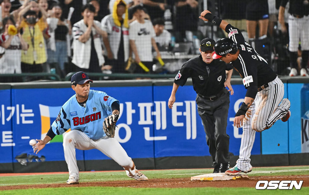 18일 부산 사직야구장에서 2024 신한 SOL 뱅크 KBO 리그 롯데 자이언츠와 LG 트윈스의 경기가 열렸다. 홈팀 롯데는 김진욱이 선발 출전하고 LG는 임찬규가 선발 출전했다.LG 트윈스 오지환이 8회초 2사 1루 이영빈 타석때 2루 도루 후 3루까지 쇄도, 볼 빠지는 사이 세이프되고 있다. 2024.09.18 / foto0307@osen.co.kr