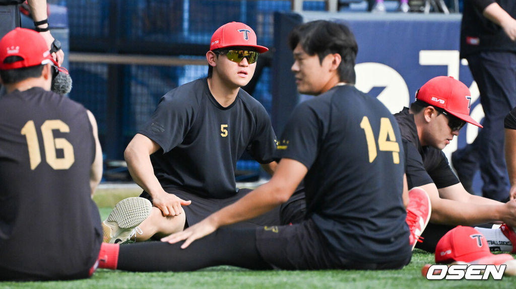 19일 오후 서울 잠실구장에서 ‘2024 신한 SOL BANK KBO리그’ 두산 베어스와 KIA 타이거즈의 경기가 진행된다.이날 두산은 최승용을, 기아는 스타우트를 선발투수로 내세웠다.경기 앞서 KIA 김도영이 몸을 풀고 있다.  2024.09.19  / soul1014@osen.co.kr